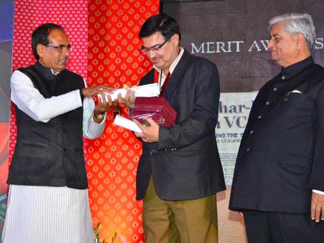 Arun-Kumar-bureau-chief-Hindustan-Times-Patna-receiving-the-KC-Kulish-journalism-award-by-Madhya-Pradesh-chief-minister-Shivraj-Singh-Chouhan-at-a-function-in-Jaipur-HT-photo Arun-Kumar-bureau-chief-Hindustan-Times-Patna-receiving-the-KC-Kulish-journalism-award-by-Madhya-Pradesh-chief-minister-Shivraj-Singh-Chouhan-at-a-function-in-Jaipur-HT-photo