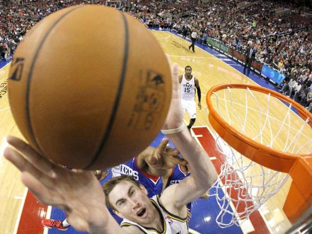 Utah Jazz's Gordon Hayward, bottom, goes up to shoot as Philadelphia 76ers' Thaddeus Young defends during the second half of an NBA basketball game in Philadelphia. (AP photo)