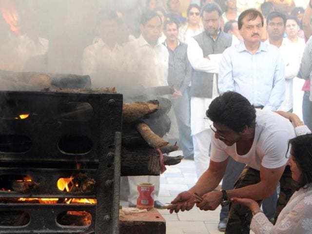 Shah Rukh Khan participates in the cremation ritual of Bobby Chawla, the late brother of Indian actress Juhi Chawla, in Mumbai on March 9, 2014. (AFP Photo) Shah Rukh Khan participates in the cremation ritual of Bobby Chawla, the late brother of Indian actress Juhi Chawla, in Mumbai on March 9, 2014. (AFP Photo)