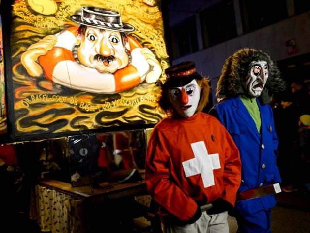 Revellers parade pull a lantern during the traditional Morgestreich procession starting the carnival of Basel. (AFP photo)
