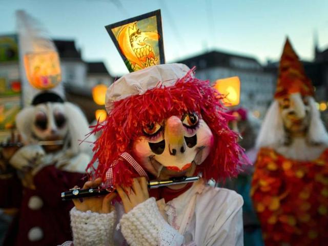 Revellers parade pull a lantern during the traditional Morgestreich procession starting the carnival of Basel. (AFP photo)