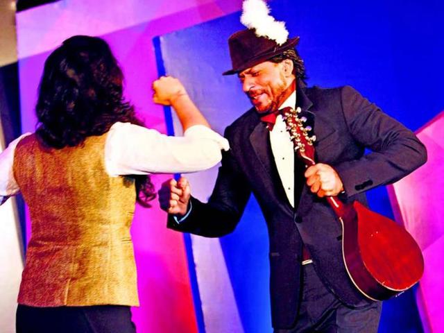 And then it happened. ‘Tujhe dekha to ye jaana sanam’ started playing. As if on cue, SRK had the hat on, a mandolin in hand, and Raj and Simran started dancing to the song. It was the defining moment of the evening. 