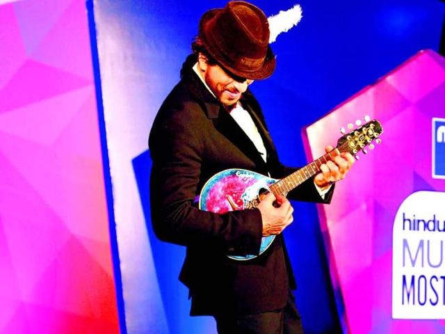 As host Manish Paul brought up their iconic film, Dilwale Dulhania Le Jayenge (1995), SRK went into a nostalgic recollection. 