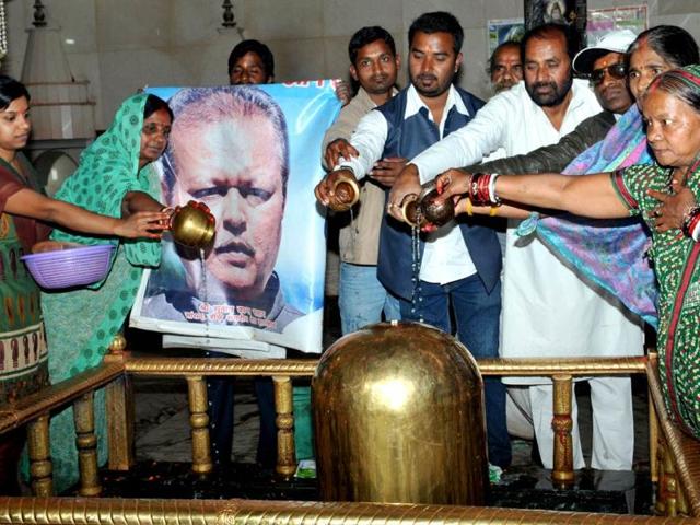 Congress-workers-pray-for-Subodh-Kant-Sahai-at-a-temple-in-Ranchi-on-Monday-Diwakar-Prasad-HT-Photo Congress-workers-pray-for-Subodh-Kant-Sahai-at-a-temple-in-Ranchi-on-Monday-Diwakar-Prasad-HT-Photo