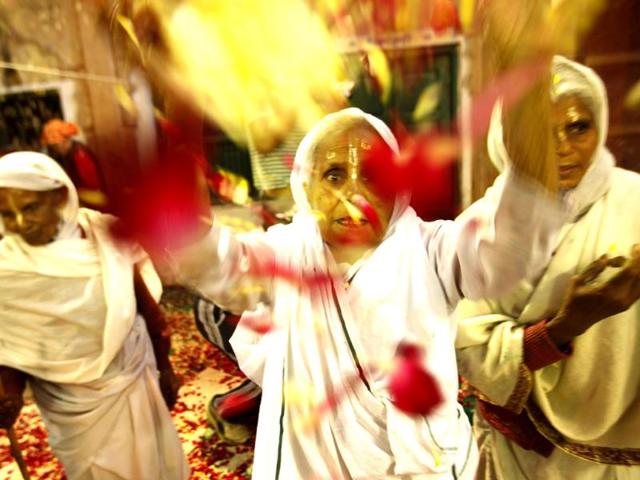 Hindu widows throw flower petals at each other as part of Holi celebrations organized by a non-governmental organization Sulabh at the Meera Sahbhagini Ashram in Vrindavan (Ajay Aggarwal/HT photo)