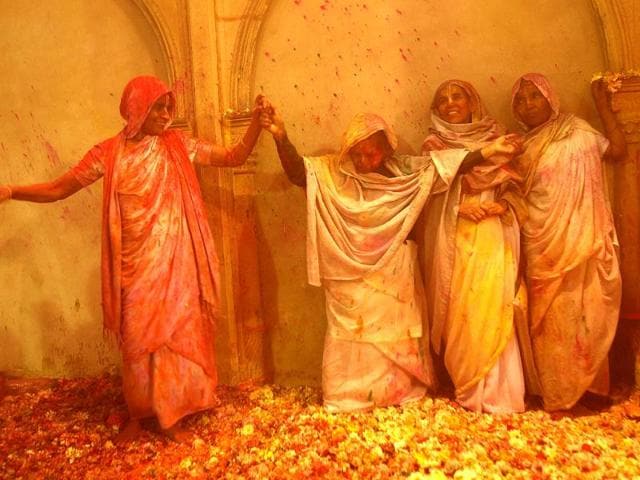 Hindu widows throw colour at each other as part of Holi celebrations organized by a non-governmental organization Sulabh at the Meera Sahbhagini Ashram in Vrindavan (Ajay Aggarwal/HT photo)