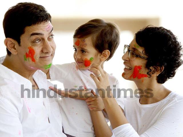 Rang De Gulaabi: Azad rubs gulaal on his dad's cheek, as mum Kiran Rao looks on. (HT Photo: Satish Bate)