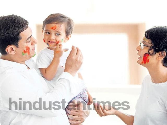 Azad had a ball smearing gulaal all over himself and his parents. (HT Photo: Satish Bate)