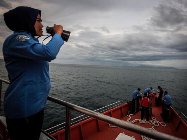 A personnel of Indonesia's National Search and Rescue looks over horizon during a search in the Andaman sea area around northern tip of Indonesia's Sumatra island for the missing Malaysian Airlines flight MH370. (AFP Photo)
