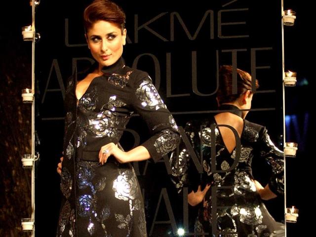 Kareena Kapoor showcases a creation by designer Rajesh Pratap Singh at the grand finale of Lakme Fashion Week summer/resort 2014 in Mumbai on March 16, 2014. (AFP PHOTO)