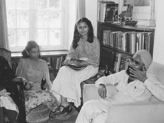 Internationally renowned author and journalist Khushwant Singh is seen interacting with trainees from Hindustan Times on July 6, 1983. (KK Chawla/HT Photo)