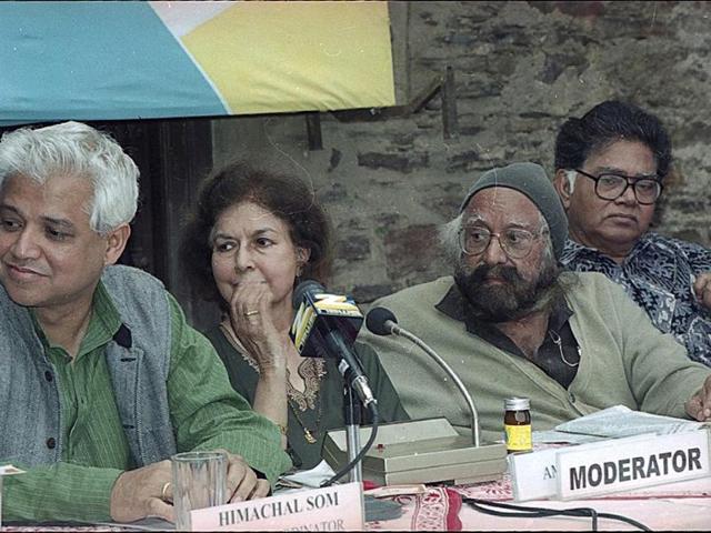 Noted-author-Khushwant-Singh-who-passed-away-at-the-age-of-99-talks-to-then-IPS-officer-Kiran-Bedi-during-a-game-of-tennis-on-November-10-1994-Santosh-Gupta-HT-Photo Noted-author-Khushwant-Singh-who-passed-away-at-the-age-of-99-talks-to-then-IPS-officer-Kiran-Bedi-during-a-game-of-tennis-on-November-10-1994-Santosh-Gupta-HT-Photo