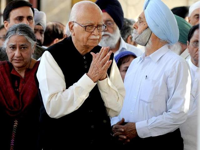 BJP senior leader LK Advani (C) pays tribute near the mortal remains of late writer and journalist Khushwant Singh at a cremation centre in New Delhi. (AFP photo)