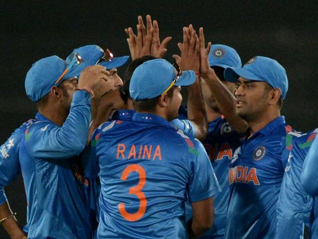Indian cricketers celebrate the dismissal of Pakistan's Kamran Akmal during their ICC World Twenty20 match at the Sher-e-Bangla National Cricket Stadium in Dhaka. (AFP Photo)