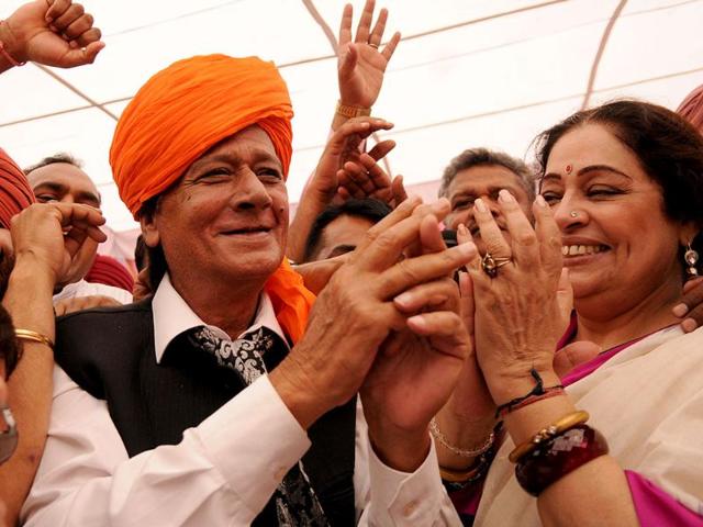 BJP candidate from Chandigarh Kirron Kher, BJP senior leader Harmohan Dhawan and with senior leaders at Kissan meeting held in Khudda Ali Sher. (Photo/ Hindustan times).