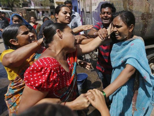 Local residents fight to collect free drinking water from a municipal corporation water tanker in Ahmedabad on World Water Day (Reuters photo) Local residents fight to collect free drinking water from a municipal corporation water tanker in Ahmedabad on World Water Day (Reuters photo)