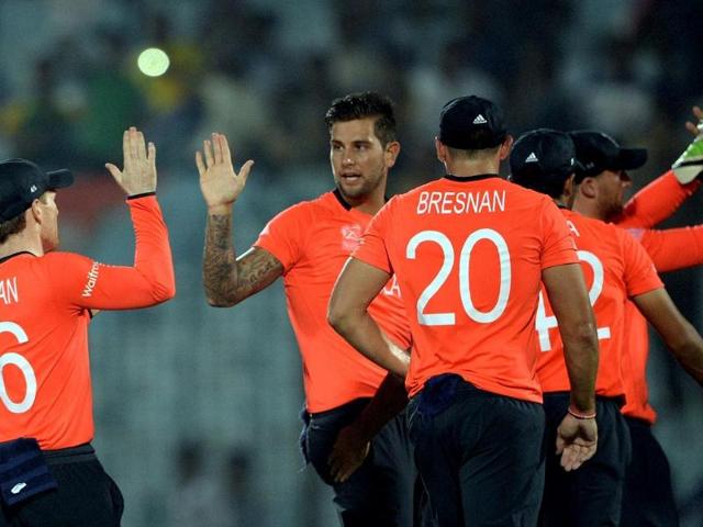 England's Jade Dernbach (L) celebrates the wicket of New Zealand's Martin Guptill during their ICC World Twenty20 match at the Zahur Ahmed Chowdhury Stadium in Chittagong. (AFP Photo)