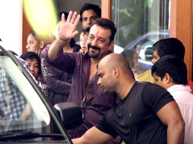 Sanjay Dutt gestures as he leaves his home to travel to the Yerwada prison at the end of his parole in Mumbai on March 22, 2014. AFP PHOTO) Sanjay Dutt gestures as he leaves his home to travel to the Yerwada prison at the end of his parole in Mumbai on March 22, 2014. AFP PHOTO)