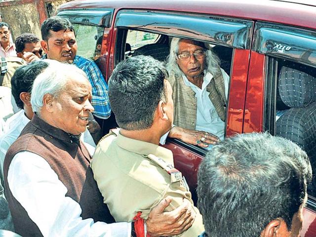 TMC-state-convener-Dilip-Chatterjee-in-the-vehicle-being-taken-to-the-jail-in-Dhanbad-Bijay-HT