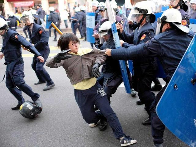 Protesters scuffle with police officers outside the Executive Yuan during a demonstration in Taipei. (AFP Photo)