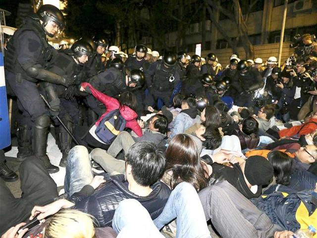 Police try to remove demonstrators in front of Taiwan's Executive Yuan in Taipei. (Reuters Photo)