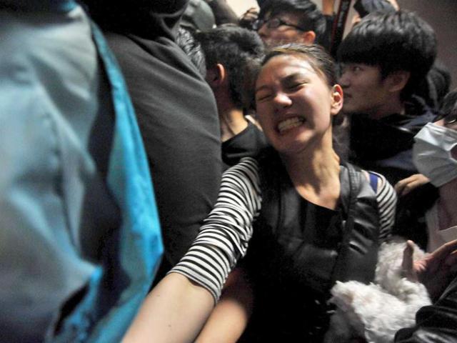 Student protesters scuffle with police at the Executive Yuan in Taipei during a protest following Taiwan President Ma Ying-jeou's refusal to scrap a contentious trade agreement with China. (AFP Photo)