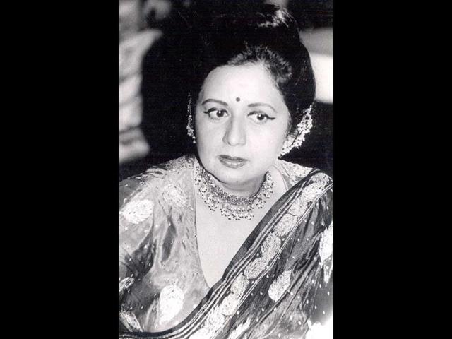 In her last days, Nanda interacted only with family and close friends, such as Waheeda Rehman, Asha Parekh, Helen, Saira Banu. After a long time she made a public appearance with Waheeda Rehman for a screening of the Marathi film Natarang (2010). (HT Photo)