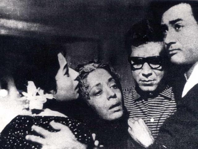 Nanda played supporting role in Kala Bazar with Dev Anand. In this still from the film she is seen with Leela Chitnis and Dev Anand.