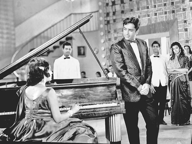 Shashi Kapoor and Nanda in a still from the film Jab Jab Phool Khilen. Nanda signed 8 films with Shashi Kapoor at a time when he was yet to become successful in Hindi Cinema.