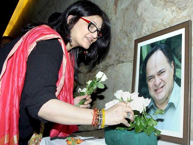Sarika paying tributes to Farooq Sheikh during special screening of the film 'Club 60' in Mumbai on Sunday. (PTI Photo)