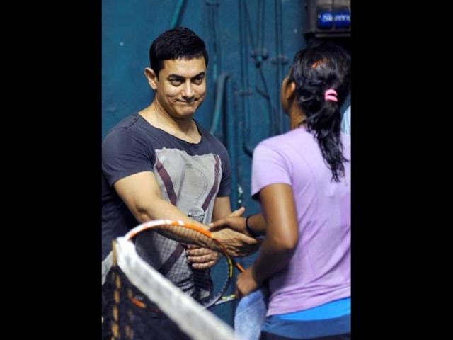 Aamir Khan greets a player during the All India Open Women's Tennis Tournament 2014 finals in Mumbai on late March 23, 2014. (AFP)