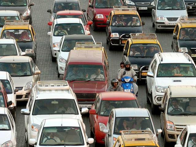 Commuters-travel-along-a-busy-stretch-of-road-in-Mumbai-A-handful-of-residents-in-one-of-the-world-s-noisiest-cities-have-taken-on-a-daunting-challenge-persuading-drivers-to-stop-honking-their-car-horns--AFP-photo