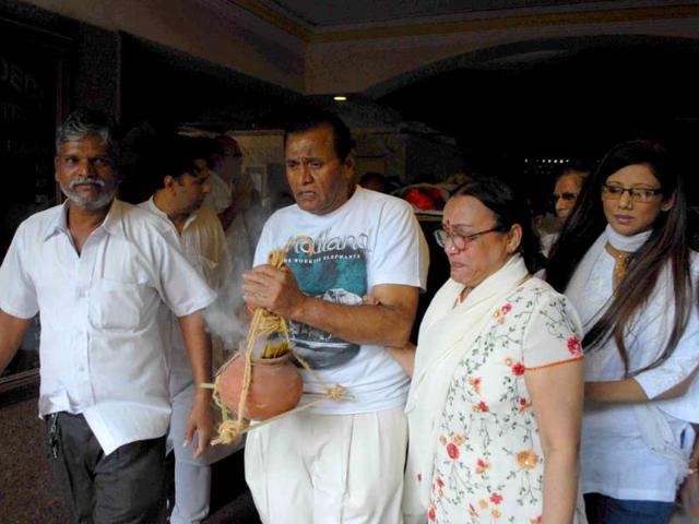 Nanda's brother Jayprakash Karnatake and his wife Jay sreeti during Veteran actress Nanda's funeral at oshiwara in Mumbai on March 25, 2014. (Photo by Prodip Guha/ HT) Nanda's brother Jayprakash Karnatake and his wife Jay sreeti during Veteran actress Nanda's funeral at oshiwara in Mumbai on March 25, 2014. (Photo by Prodip Guha/ HT)