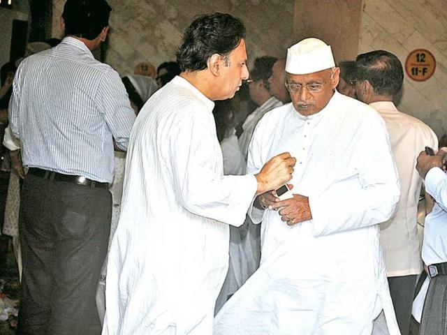 Ketan Desai, film maker and Kiran Shantaram, son of V. Shantaram at Nanda's funeral. Ketan Desai, film maker and Kiran Shantaram, son of V. Shantaram at Nanda's funeral.