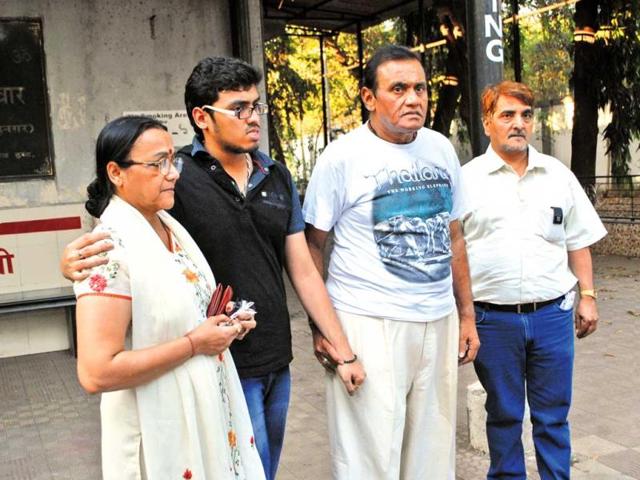 Late actor Nanda's sister-in-law Jayshree T and brother Jaiprakash Karnataki along with a family member at the funeral ceremony. Late actor Nanda's sister-in-law Jayshree T and brother Jaiprakash Karnataki along with a family member at the funeral ceremony.