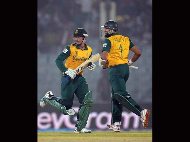 South Africa's Quinton de Kock (L) and Hashim Amla run between the wickets during their ICC World Twenty20 match against England at the Zahur Ahmed Chowdhury Stadium in Chittagong. (AFP Photo)