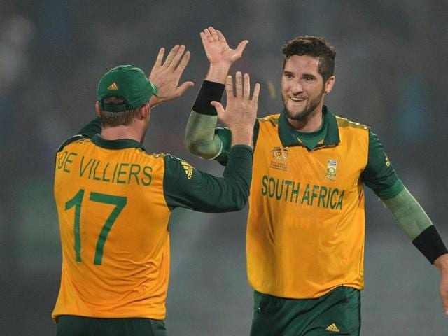 South Africa's Wayne Parnell (R) celebrates the wicket of England's Alex Hales with captain AB de Villiers during their ICC World Twenty20 match at the Zahur Ahmed Chowdhury Stadium in Chittagong. (AFP Photo)