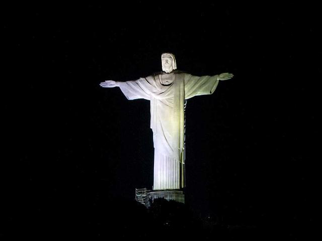 The statue of Christ the Redeemer is lit up before the annual "Earth Hour" atop Corcovado Hill in Rio de Janeiro, Brazil, on March 29, 2014. (AFP photo)