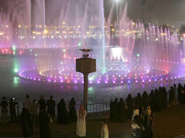 Saudis gather in a park during celebrations to mark the worldwide Earth Hour in Riyadh, Saudi Arabia. (AP photo)