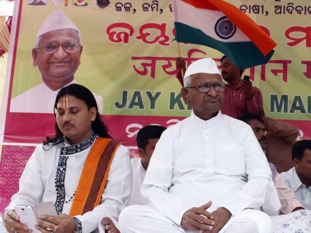 Anna Hazare joins Nabanirman Krusha Mahasmilani in Bhubaneswar on Tuesday. (HT Photo)