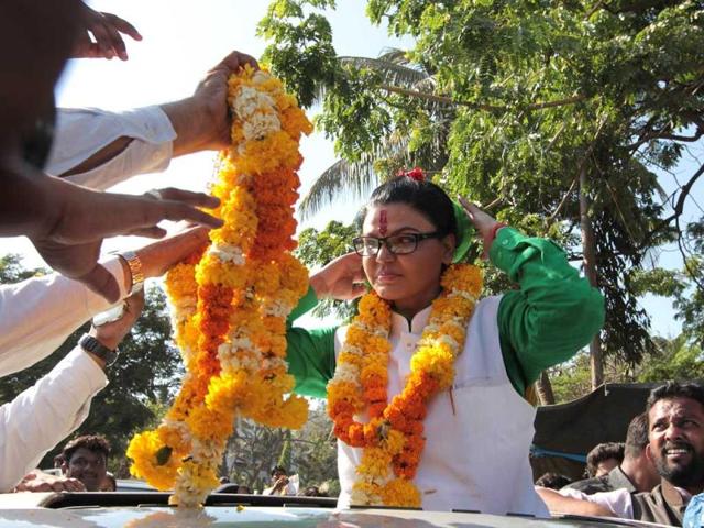 Rashtriya Aam Party leader Rakhi Sawant greets her supporters after filing her nomination papers from Mumbai North-West constituency at Bandra collector office in Mumbai. (HT Photo/Vijayanand Gupta)