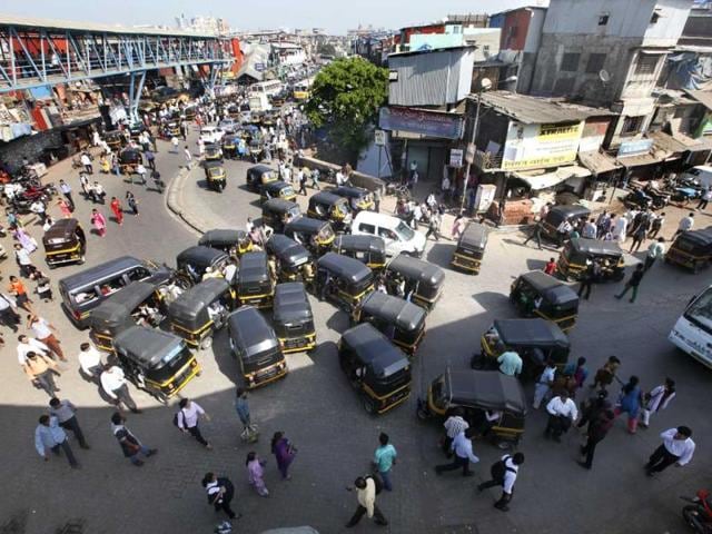 Autorickshaws jam the roads outside railway station in Bandra, Mumbai. (Kalpak Pathak/HT Photo)