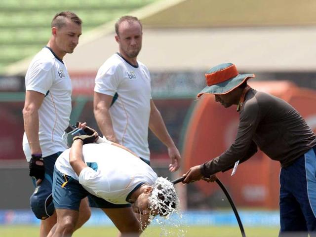 South Africa's AB de Villiers (2R) and Dale Steyn (L) watch as JP Duminy cools off at a training session during the ICC World Twenty20 the Sher-e-Bangla National Cricket Stadium in Dhaka. (AFP Photo)