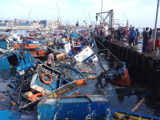 Sunken fishing boats are seen on April 2, 2014 at the Riquelme Cove, in Iquique, northern Chile, after a powerful 8.2-magnitude earthquake hit Chile's Pacific coast. (AFP Photo)
