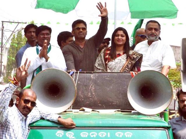 Bollywood film actor Sunil Shetty during an election campaign in Maoist affected Koraput for BJD candidate Jina Hikaka. (Arabinda Mahapatra/HT photo)