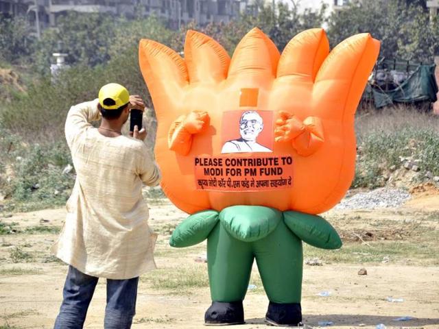BJP cadres collecting funds for the party's prime ministerial candidate Narendra Modi at a Ghaziabad election rally. (Sakib Ali/HT photo)