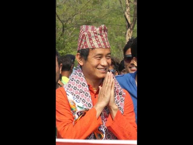 Former Indian football team captain and Trinamool Congress (TMC) candidate from Darjeeling constituency – Baichung Bhutia – during a rally at Svok near Siliguri. (Bikram Shasanker/HT photo)