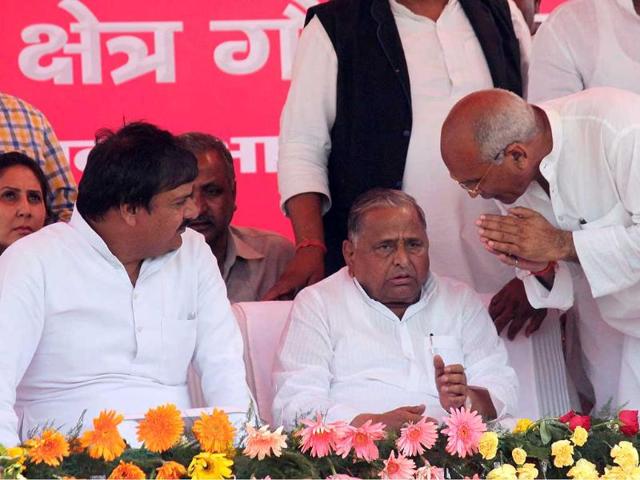 Samajwadi Party leader Mulayam Singh Yadav adressing a rally for upcoming Lok Sabha election at Mihir Bhoj Degree College in Dadri. (Atul Modi/HT photo)