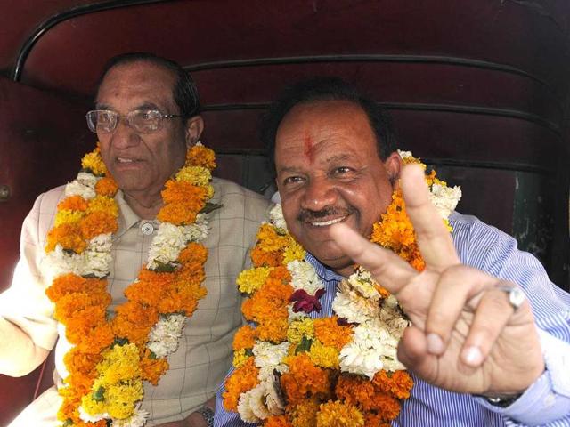 BJP leader Harsh Vardan with Delhi BJP leader Vijay Kumar Malhotra riding an auto rickshaw in New Delhi. (Sonu Mehta/HT photo)