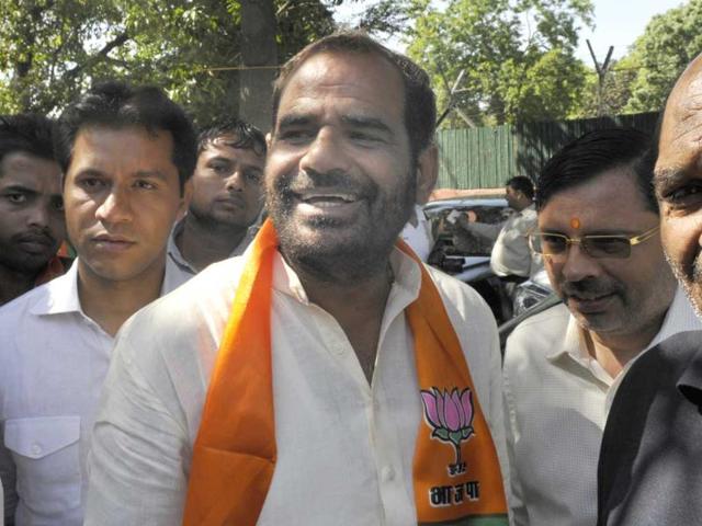 BJP's south Delhi candidate Ramesh Bidhuri with his suppoters during a press conference at the party's office in New Delhi. (Sonu Mehta/HT photo)